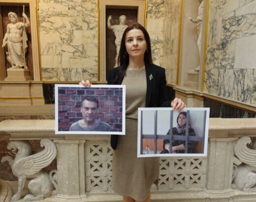 Ewa Ernst-Dziedzic hält die Bilder von den den russischen Gefangenen in der Hand, deren Patenschaft sie übernommen hat