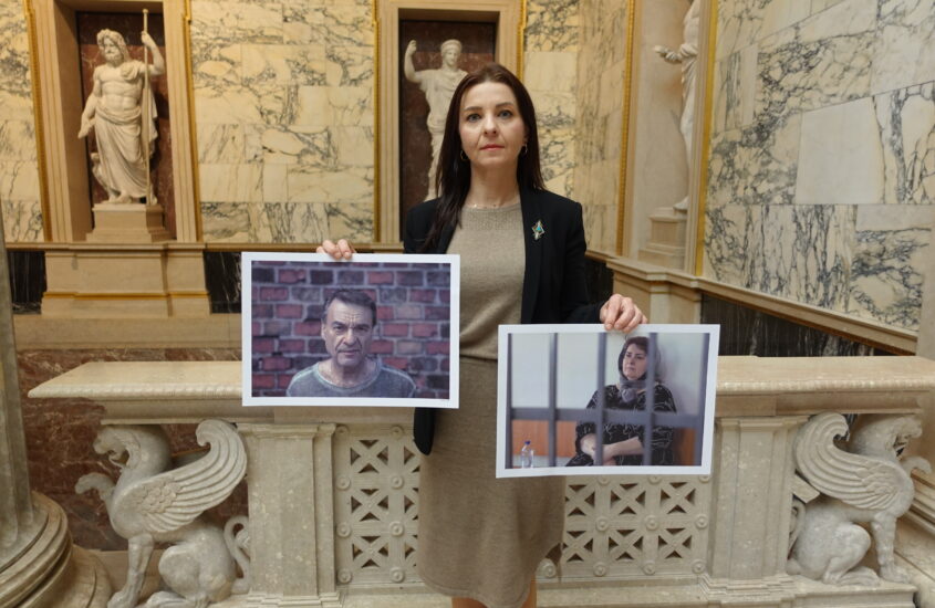 Ewa Ernst-Dziedzic hält die Bilder von den den russischen Gefangenen in der Hand, deren Patenschaft sie übernommen hat
